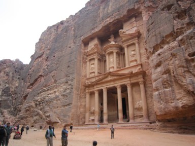 インディジョーンズ気分で遺跡に立つエル・ハズネの風景