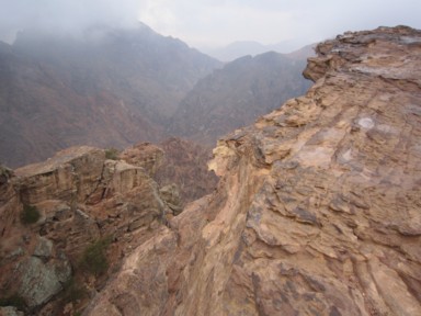 崖の端ではいつくばって手だけを伸ばして世界の果てを撮る