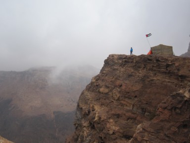 ペトラのエンドオブザワールドの崖ギリギリに立っているつもりの風景