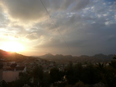 小さなワディ・ムーサの町の夕暮れの光景
