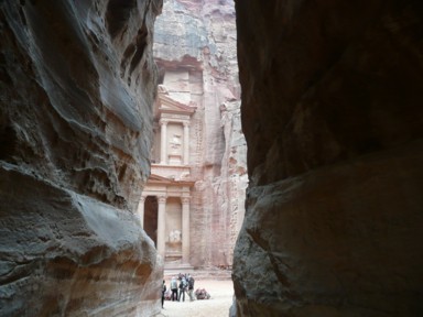 ペトラの長いシークの道のりの先に光と風が差し込む瞬間