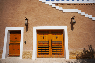 リヤドのディルイーヤのおしゃれな装飾がされた巨大な扉