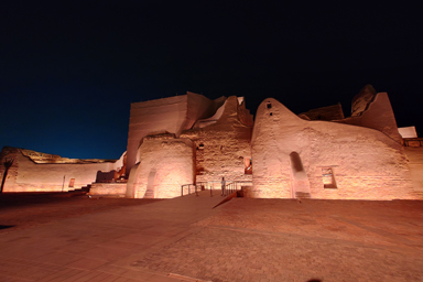 夜のライトアップされたディルイーヤ遺跡