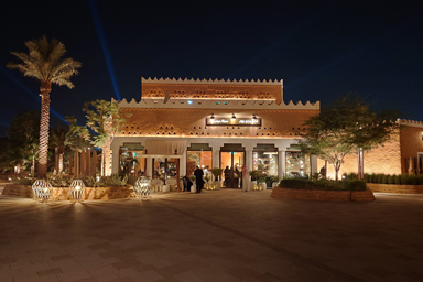 昼は廃墟っぽい建物が夜になると豪華なライトアップでおしゃれなレストラン