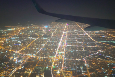 飛行機から見た夜のリヤドのきらびやかな街と周りは漆黒の砂漠の世界