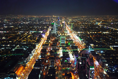 キングダムセンターの頂上の横のラインから眺めるまっすぐ道が伸びる夜のリヤドの街