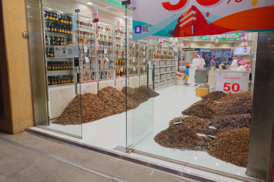 香木が無造作に積みあがるお店