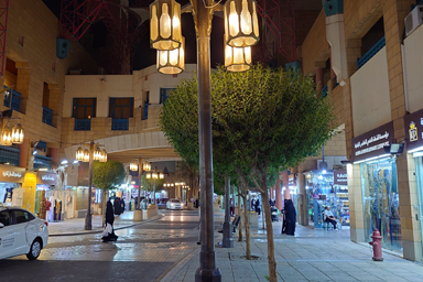 白服か黒服しかない街の風景