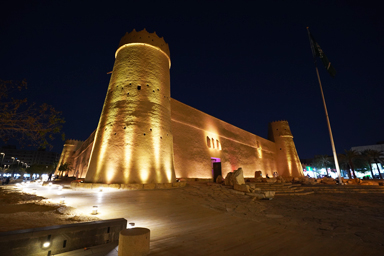 ライトアップされたマスマク城