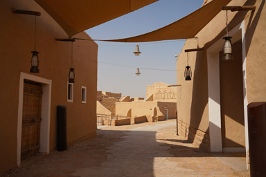 リヤドのディルイーヤの遺跡と暑さをしのぐ屋根がわりの布