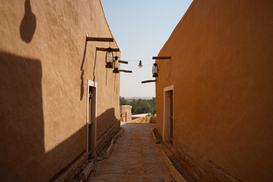 サウジアラビアのディルイーヤの家の先に見えるビル群