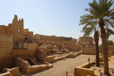 リヤドのディルイーヤの遺跡っぽく柱が残る場所