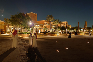 人も建物も高級感漂うブジャイリテラス