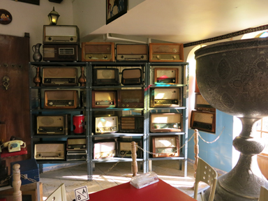 古いラジオがたくさん飾られたチャイハネ