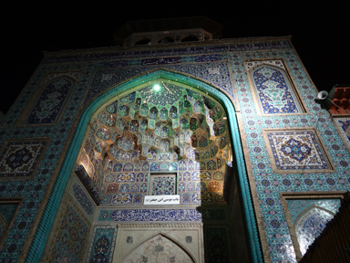 シャーチェラーグ廟の豪華な門の入り口