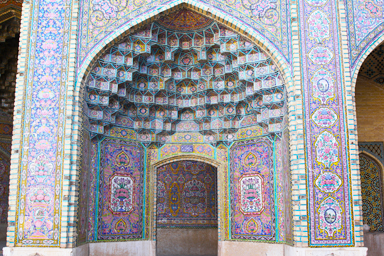 ナシール・アルムルク・モスクの外壁の繊細でカラフルに描かれた花などの模様