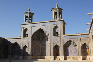 モスクの中庭の壁には美しい模様が細かく描かれたピンクモスク