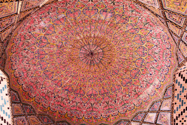 ピンクモスクの天井にも繊細なピンク色の模様