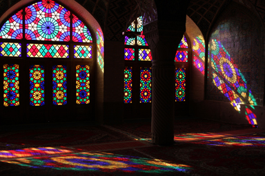 シーラーズの色彩豊かなモスクと庭園