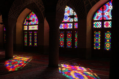 ナシール・アルムルク・モスクの美しいステンドグラスの光