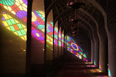 ピンクモスクのステンドグラスの光が作り出す模様