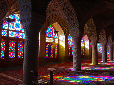 ナシール・アルムルク・モスクの暖かい光を感じる風景