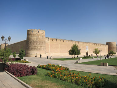 カリムカーン城の外壁に模様が掘られた外観の見どころ