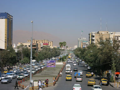 歩道橋の上から眺められるシーラーズのにぎやかさ