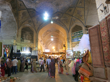 外国人がいないバキール・バザールを歩く冒険気分