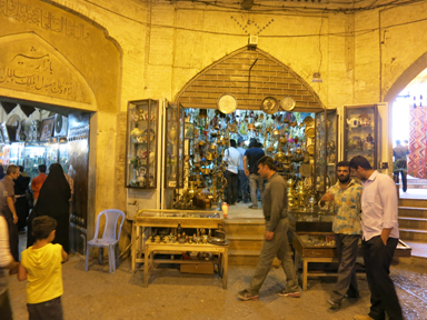 バキール・バザールに並ぶいろんな種類の商店