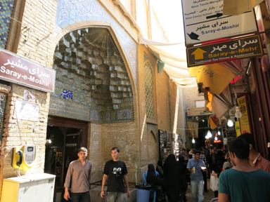 奥に行くほど人であふれるバキール・バザール