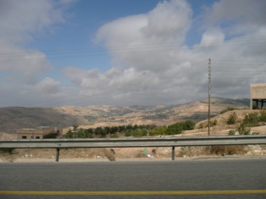 死海へ向かう道から見える広大な大地に雲が流れる