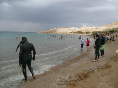 全身真っ黒な泥だらけにして肌がつるつるになる死海