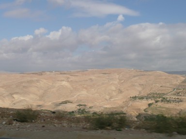 死海の周りには緑のない丘が連なる光景