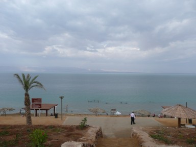 リゾートっぽく開発された死海の湖畔