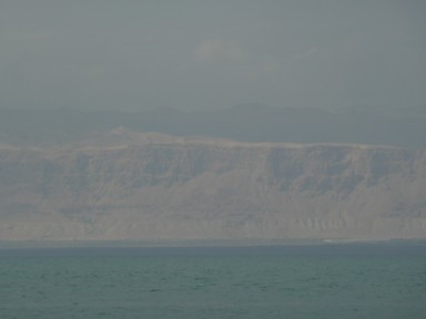 対岸のイスラエルが見える死海の風景