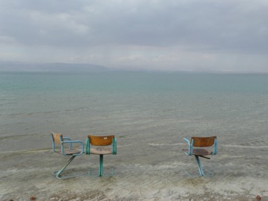 砂浜替わりの白い結晶と真っ青な死海の海