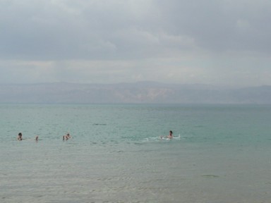 死海で足を蹴り出すと浮かぶ瞬間