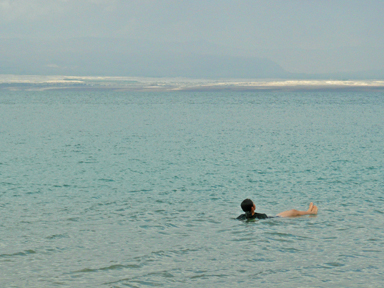 死海に浮かぶ体験と空の広がり