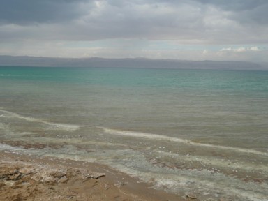 波かと思ったら塩の結晶が波のよう見える死海の波打ち際