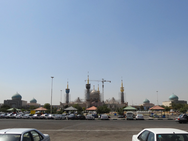 巨大な金のドームを持ったイマームホメイニー霊廟