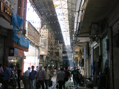 グランド・バザールの奥まで続く屋根付きの巨大市場