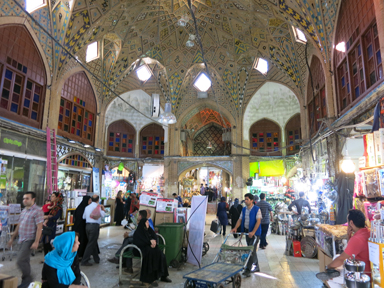 グランド・バザールの屋内の広場には豪華な幾何学模様の天井