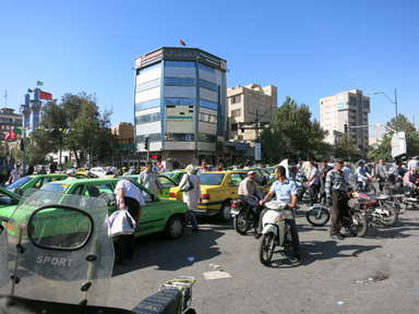 グランド・バザールの周りは人と車が混雑した道