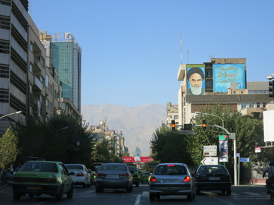 テヘランの街なかのビルの壁に偉人の絵が並ぶ