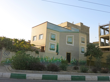 一軒家の壁におしゃれな出窓が絵で描かれた家