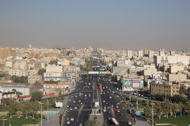 アーザーディー・タワーの上から眺める活気ある通りの景色