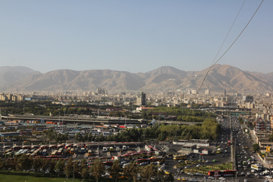 アーザーディー・タワーの上から見える木の無い山脈が連なる風景