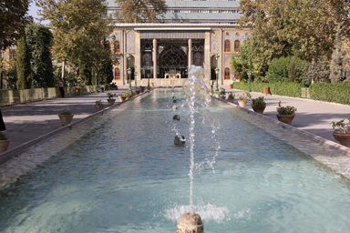 ゴレスターン宮殿の優雅な噴水の風景