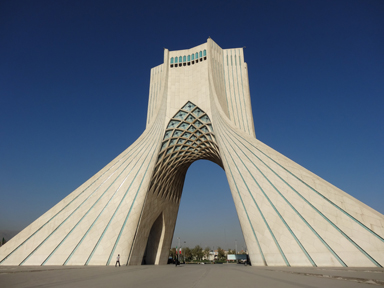 街の入り口で目立っている白く反りあがる形のアーザーディー・タワー